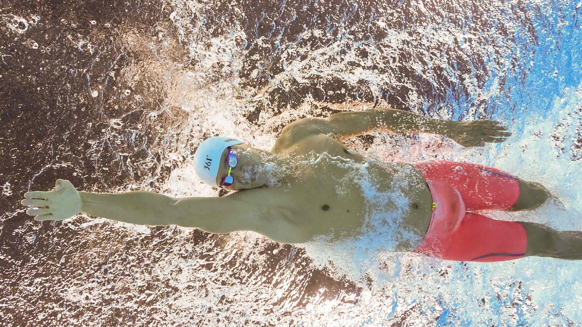 “雪域狂飙：冰雪赛段的速度传奇”，雪域狂风