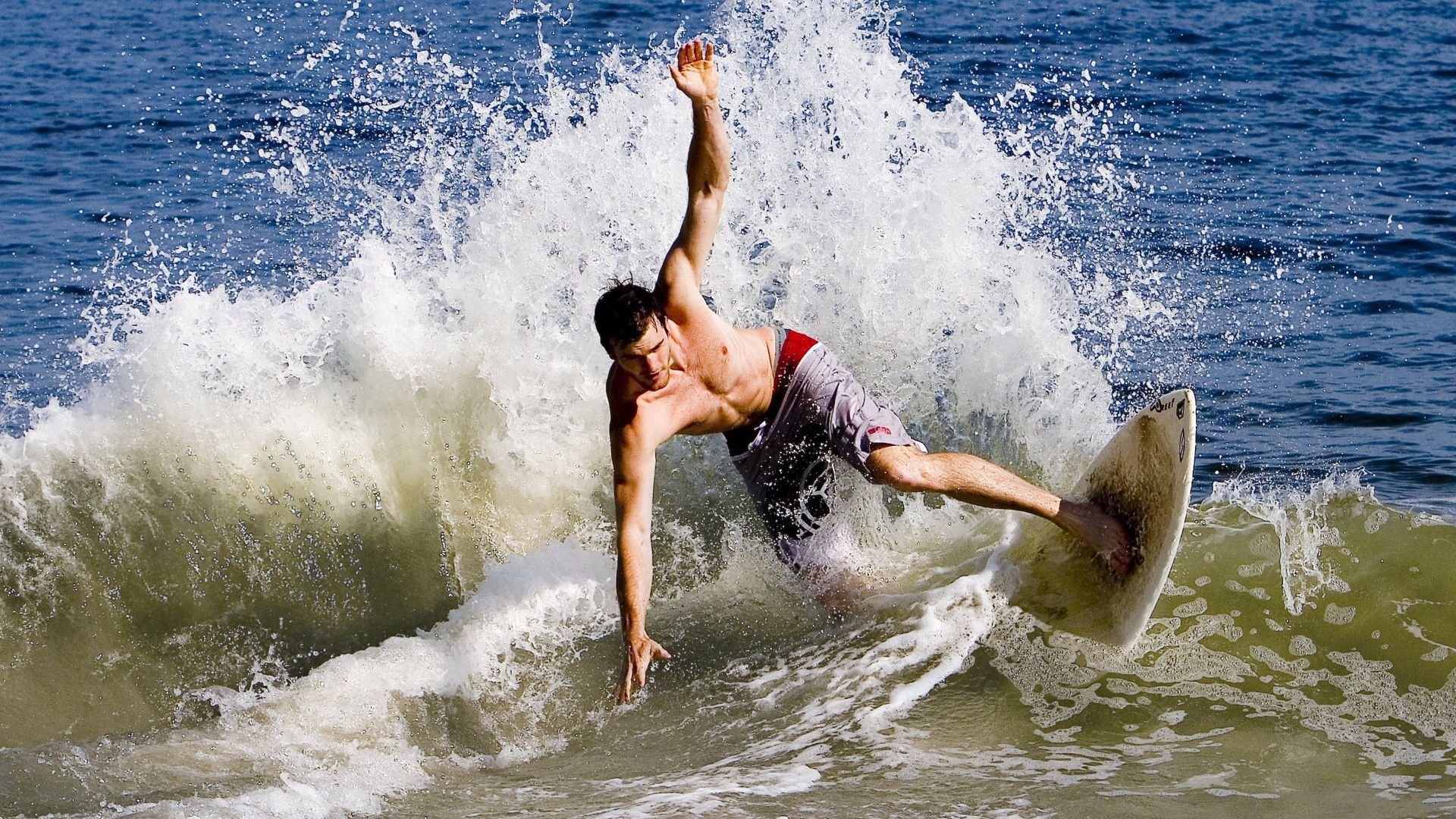 赛段挑战：那些让车手一夜成名的经典路线，车手比赛